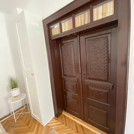 Old Traditional Courtyard House * براشوف
