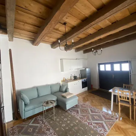 Old Traditional Courtyard House بيت للعطل