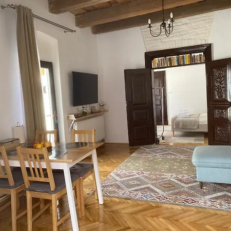 Old Traditional Courtyard House * Braşov