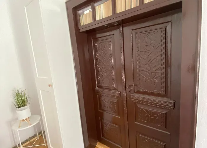 Old Traditional Courtyard House * Brasov