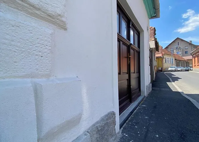 Old Traditional Courtyard House * Braşov