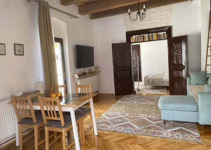 Old Traditional Courtyard House * Braşov